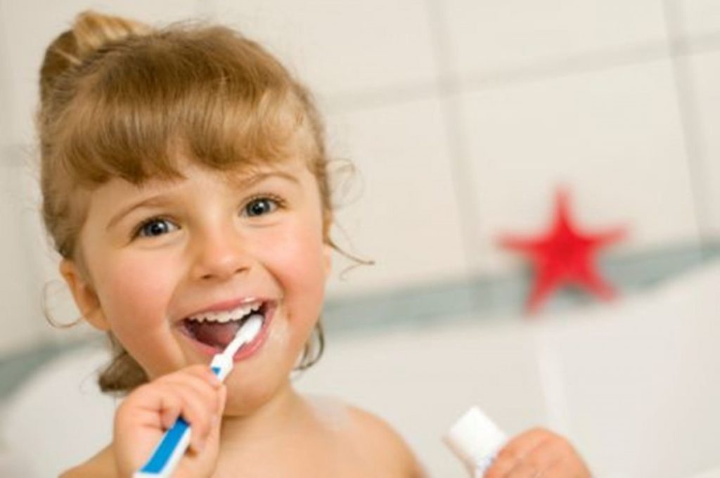 pulizia denti bambini